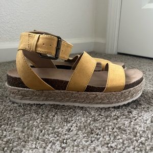 Universal Thread platform sandals